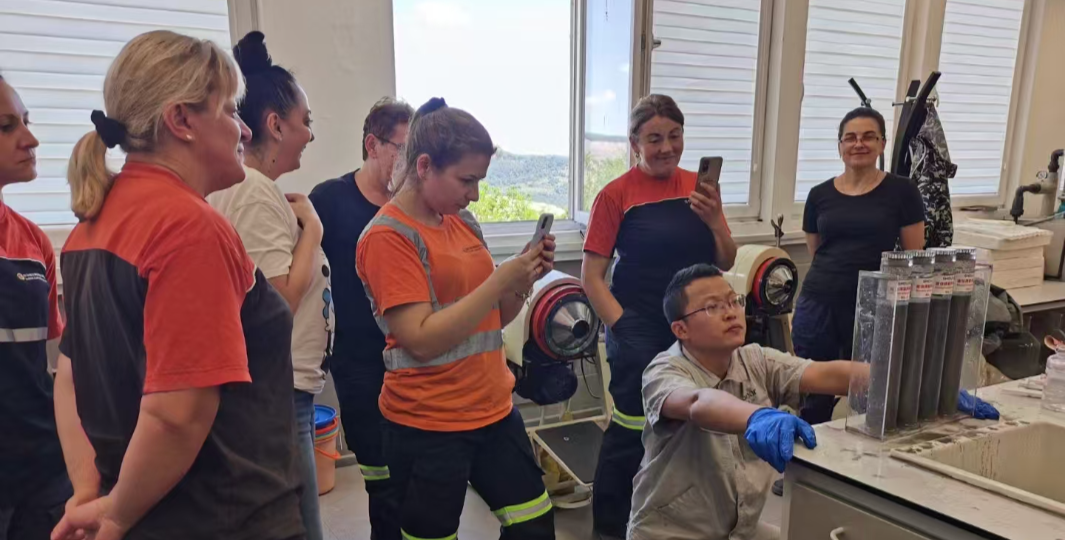 客户实验人员见证首信规模化选型