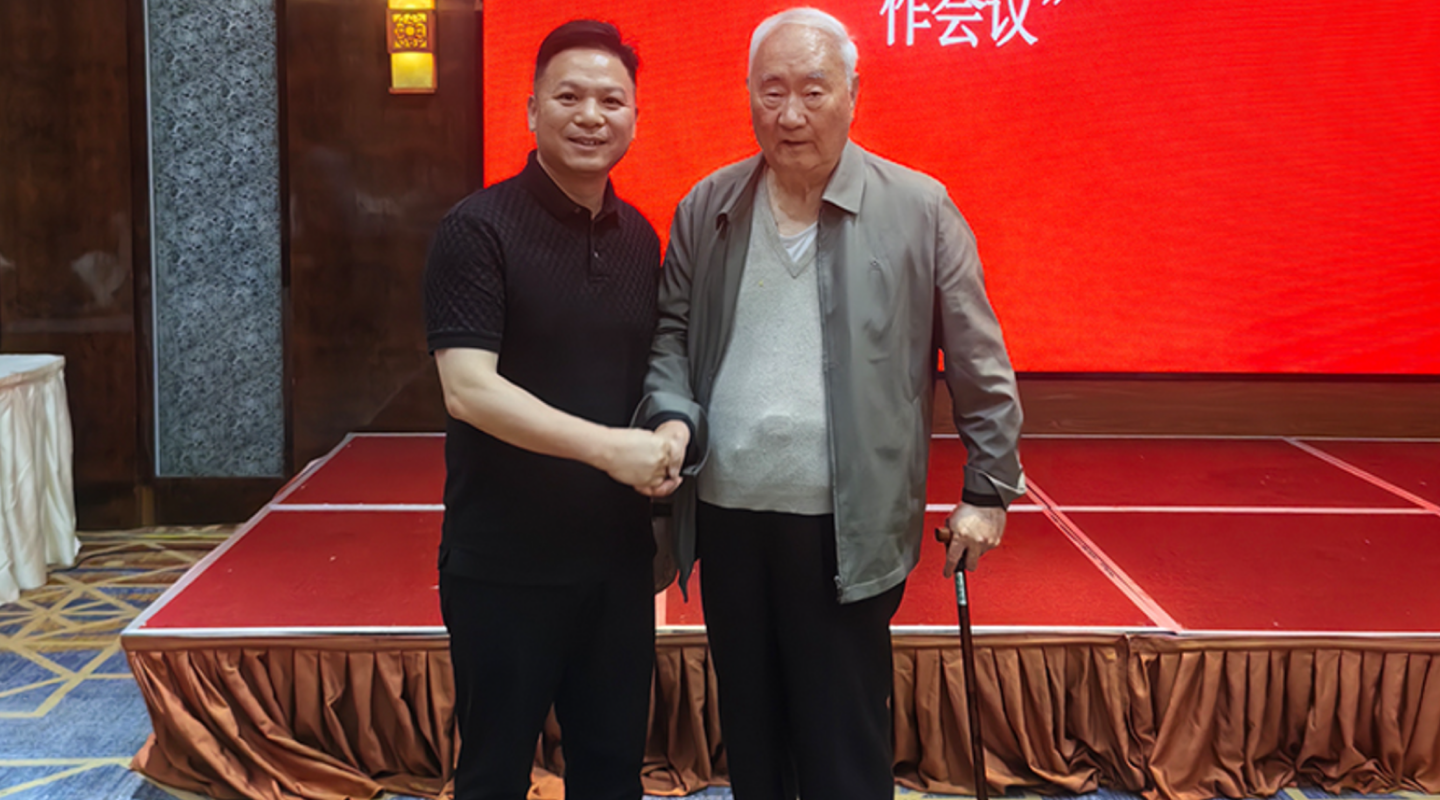 首信环保刘总与沈寅初院士合影