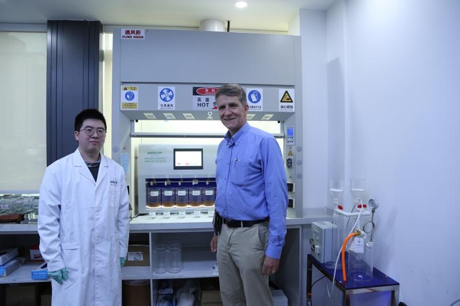 基思·布拉德舍(Keith Bradsher)社长实地参观了首信环保的CNAS认证实验室,并与工程师团队进行了深入交流